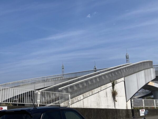 駐車場の鉄橋