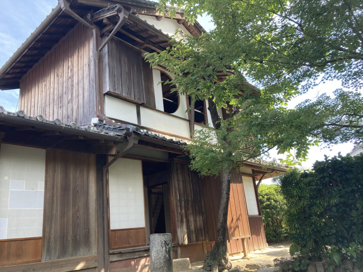 庭から見た家