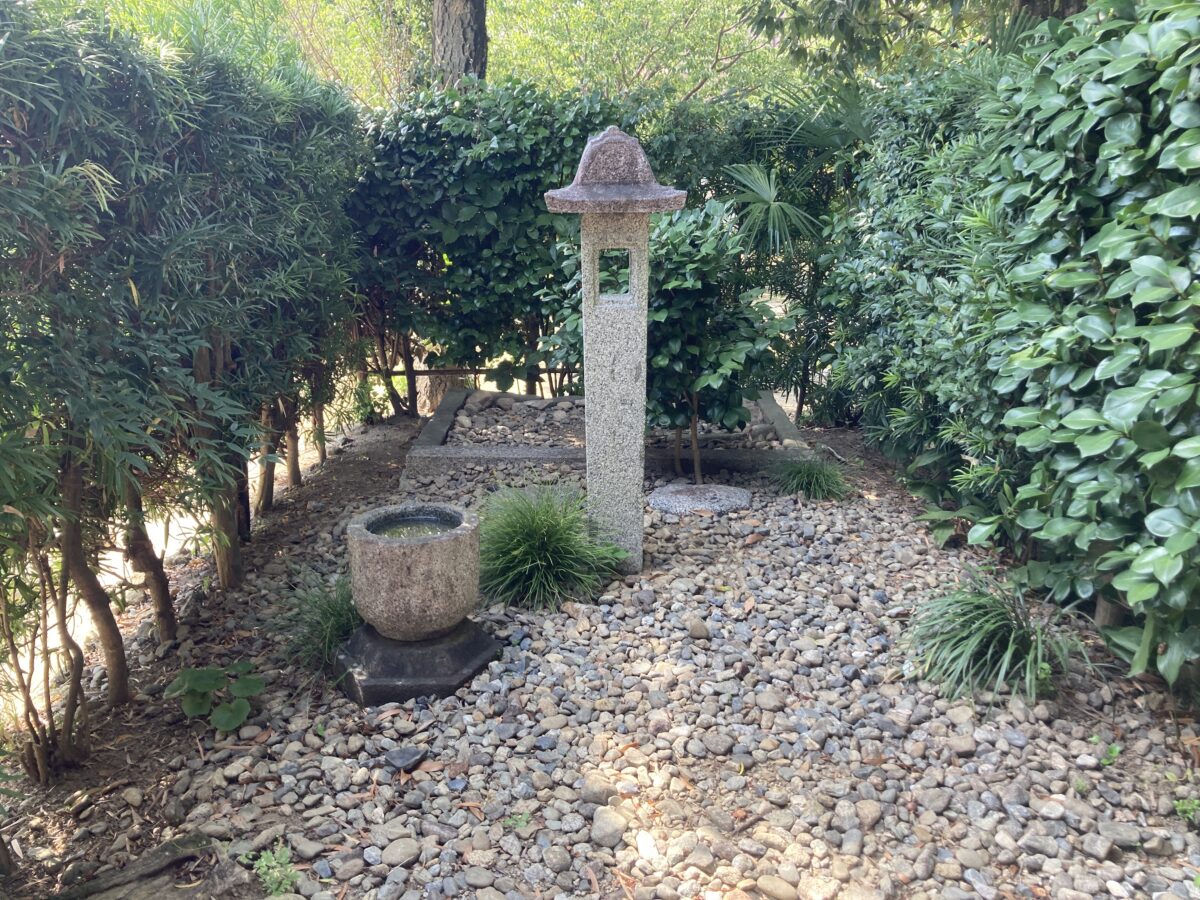 庭の石